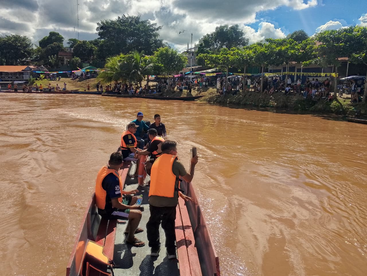 Bote en el río