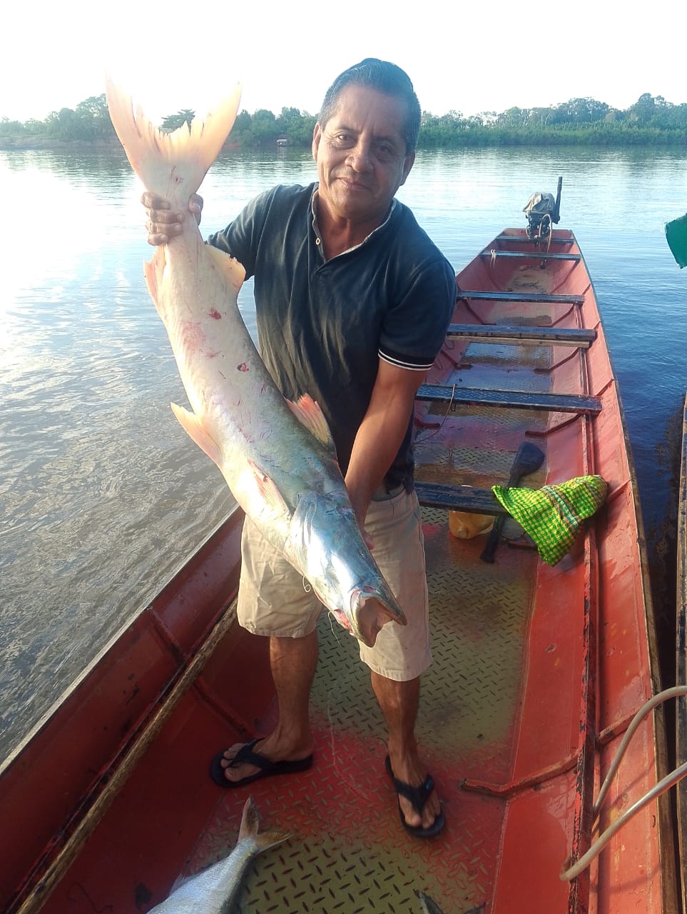 Pesca en el rio pachitea.