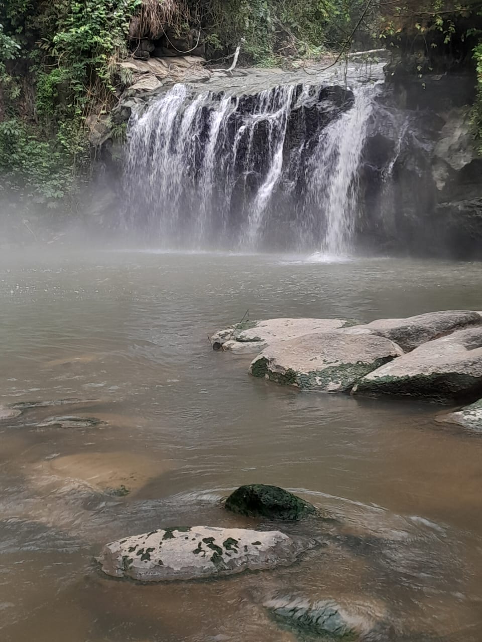 pequeñas cataratas del rio hirviente